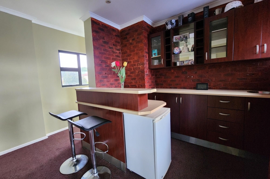 8 Bedroom Property for Sale in Wavecrest Eastern Cape